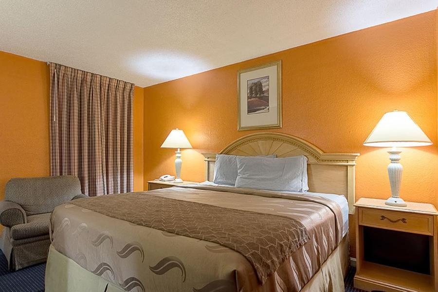 Highway Inn Paris Екстериор снимка