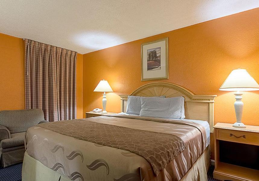 Highway Inn Paris Екстериор снимка